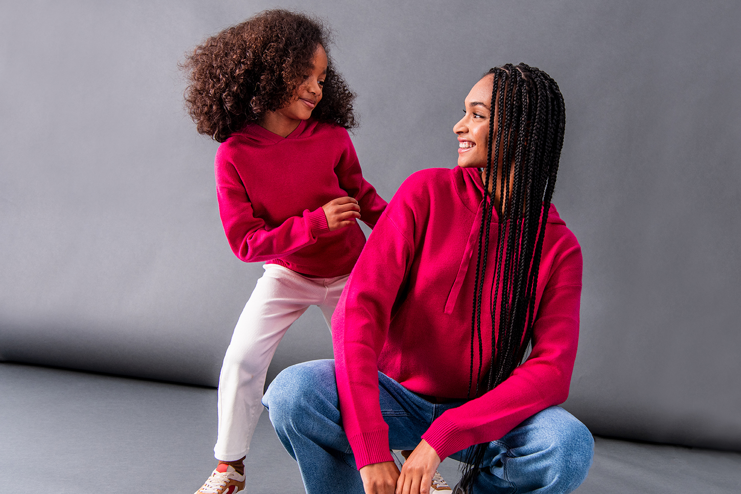 Main site - Nouvelle collection de pull sweat chez Gémo ! - key visuel duo femme fille 1 - 2 Main site - Nouvelle collection de pull sweat chez Gémo ! - key visuel duo femme fille 1 - 1